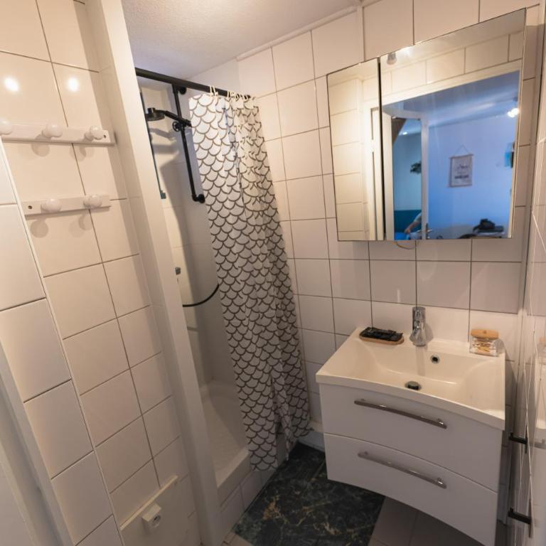 Le Marina Blue Vista - Vue Etang - Place de parking privé - Plage à 5 min - Climatisation - Wifi - Appartamento con 2 Camere da Letto e Vista Acqua - 16