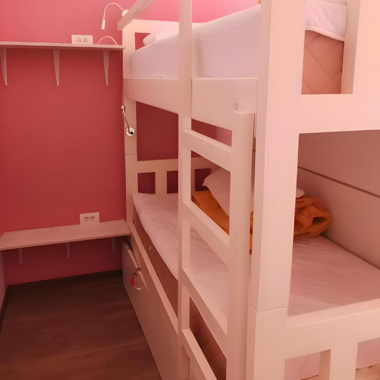 The High Hostel - Bed in 6-Bed Mixed Dormitory Room - 3