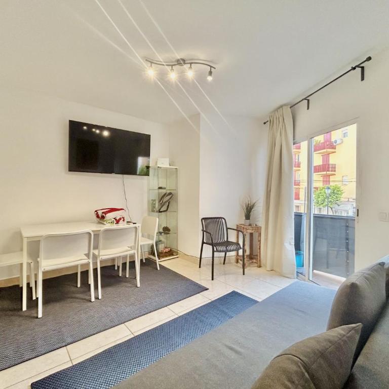 Cómodo Apt 2 Hab + 2 Baños | Fuengirola Centro - Apartamento de 3 dormitorios - 2