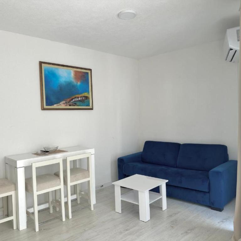 Apartments Sea Side - One-Bedroom Apartment with Balcony and Sea View - 8