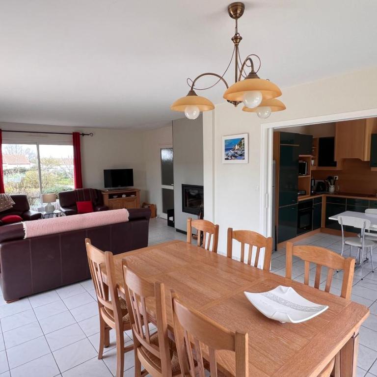 Les Ptis Bregeons - Five-Bedroom House - 2