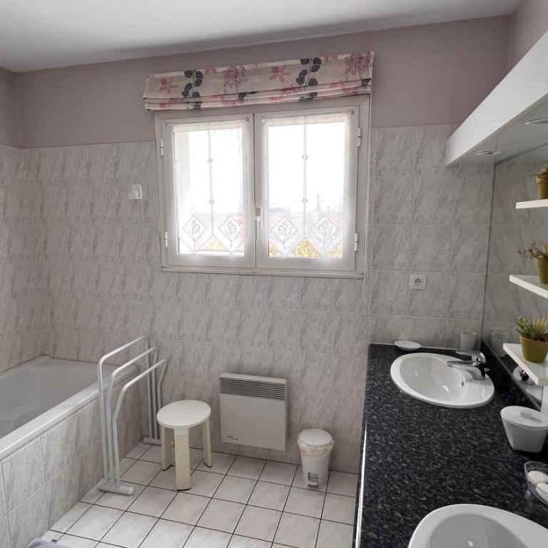 Les Ptis Bregeons - Five-Bedroom House - 13