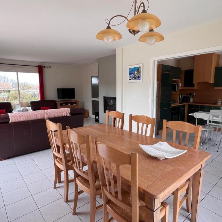 Les Ptis Bregeons - Five-Bedroom House - 3