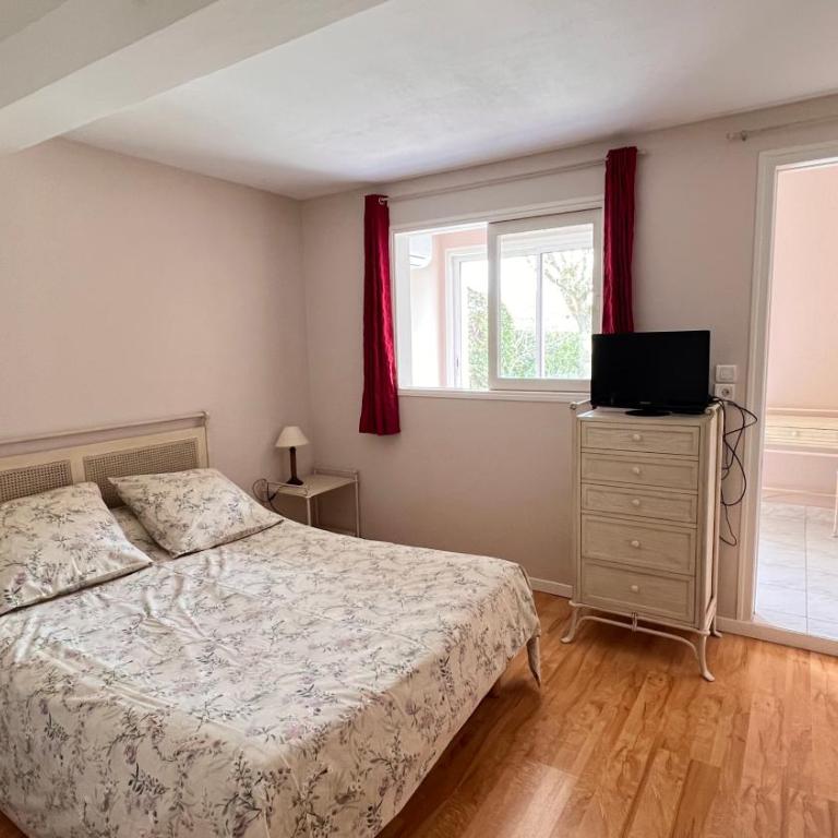 Les Ptis Bregeons - Five-Bedroom House - 6