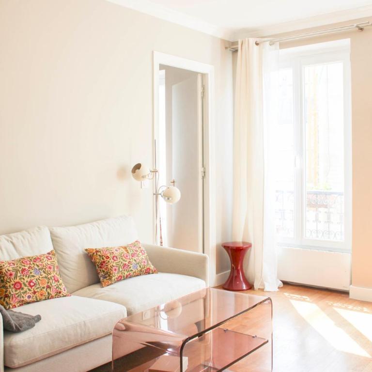 Séjour ensoleillé et rénové au cœur de Paris - Appartement - 2