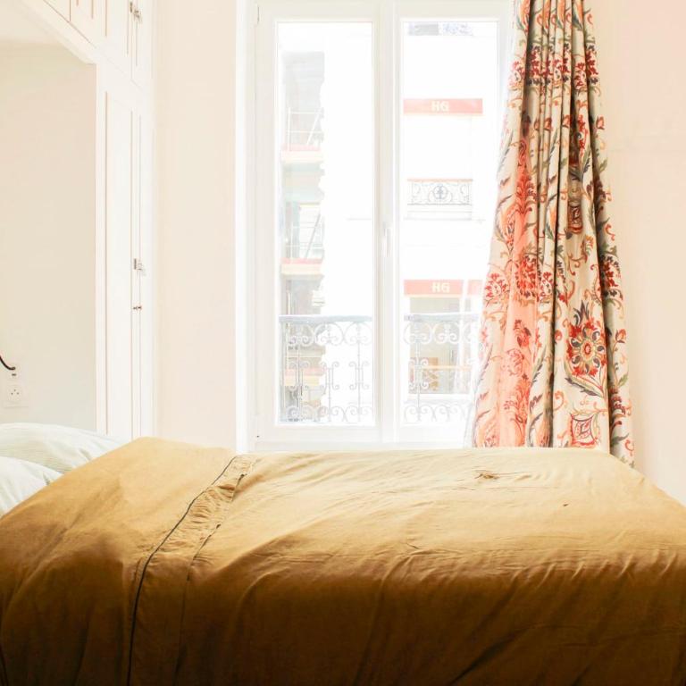 Séjour ensoleillé et rénové au cœur de Paris - Appartement - 12