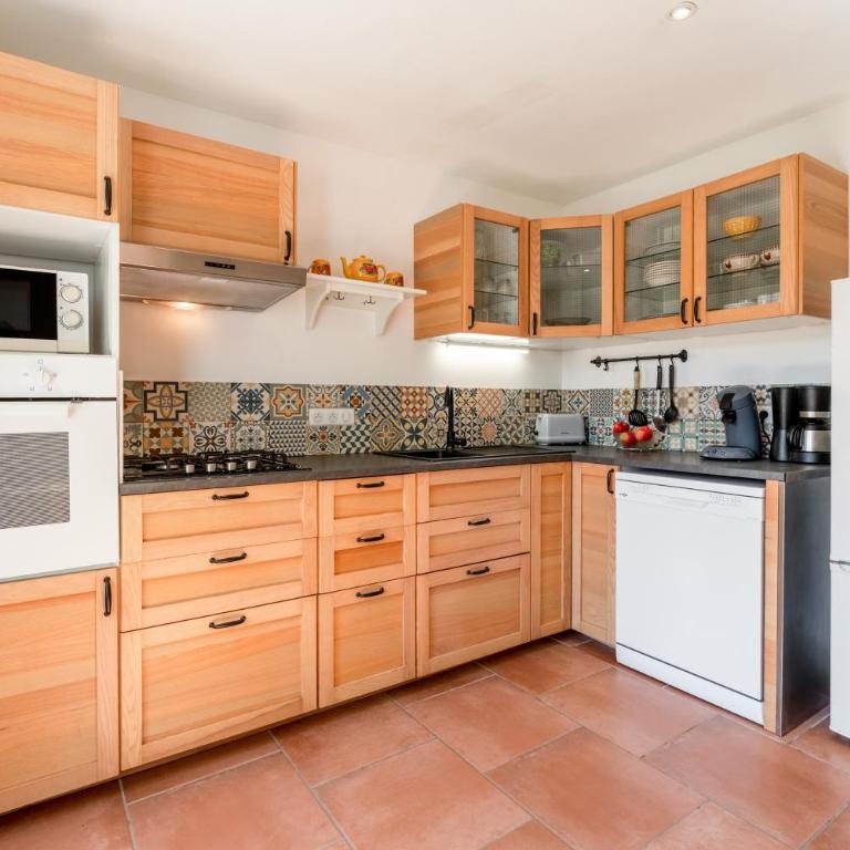 Le Petit Pont - One-Bedroom Apartment with Garden View - 9