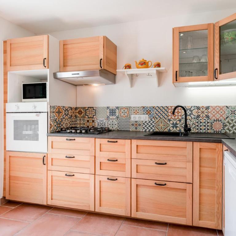 Le Petit Pont - One-Bedroom Apartment with Garden View - 7