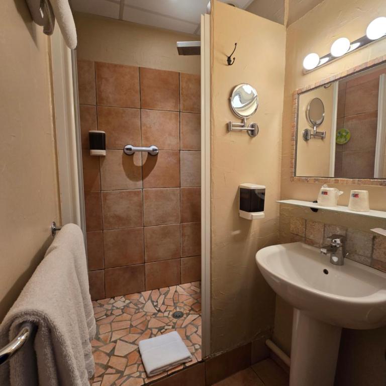 Hôtel Le Colbert - Chambre Lit King-Size Standard - 11