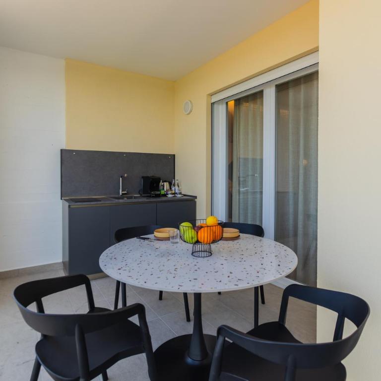 Campo's Guest House Airport - Luxury Quadruple Room - 25