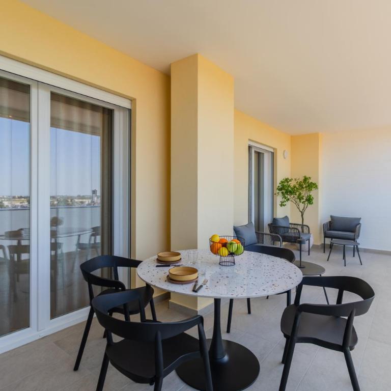 Campo's Guest House Airport - Luxury Quadruple Room - 28