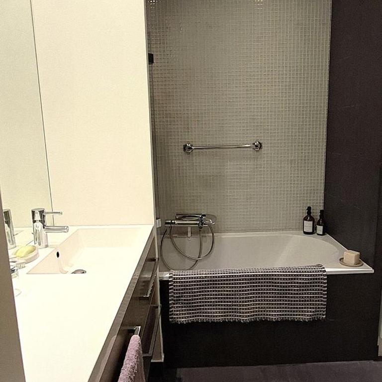 Chambre calme pour les femmes - Paris animé - Chambre Simple avec Salle de Bains Commune - 12
