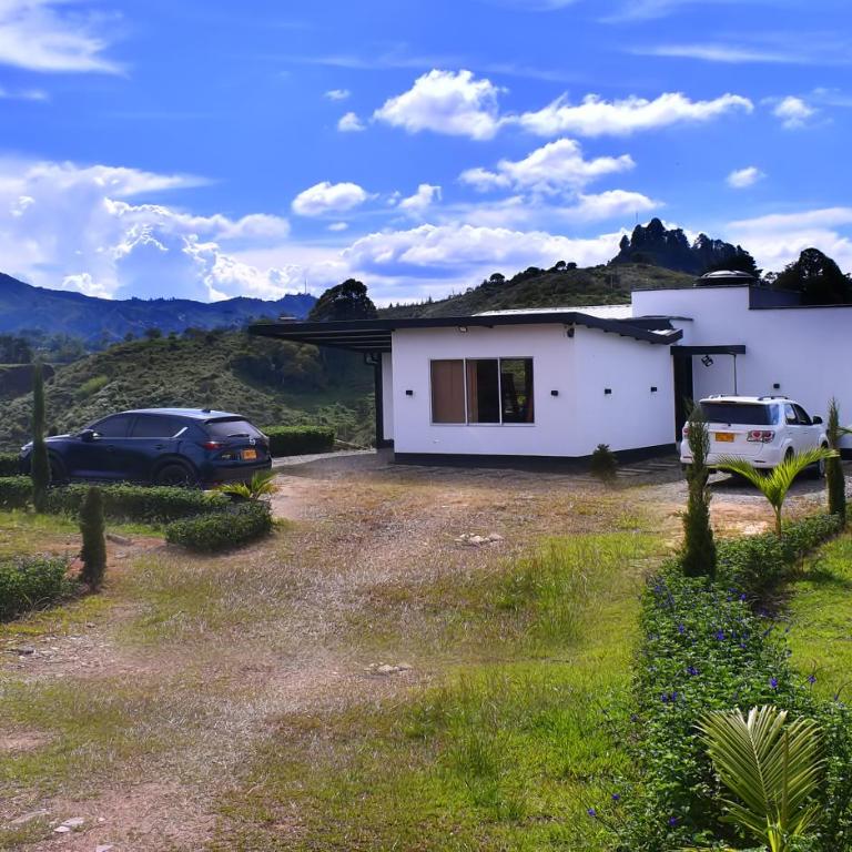 Vista de lujo al embalse guatape con Jacuzzi y Cerca a la piedra del peñol - Three-Bedroom Villa - 5