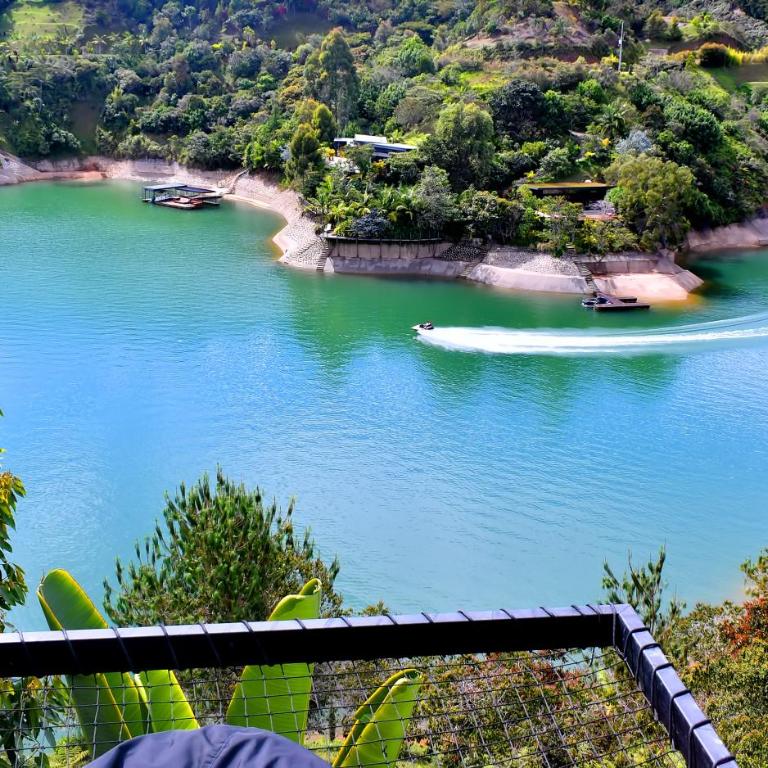 Vista de lujo al embalse guatape con Jacuzzi y Cerca a la piedra del peñol - Three-Bedroom Villa - 35