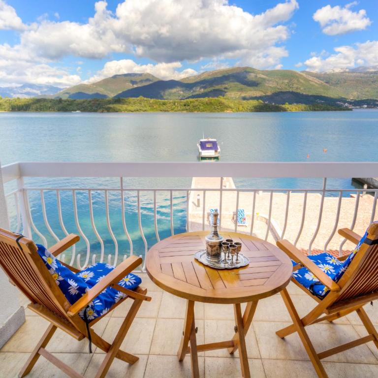 Apart-hotel Villa Lav with Private Beach - Apartment with Sea View - 1