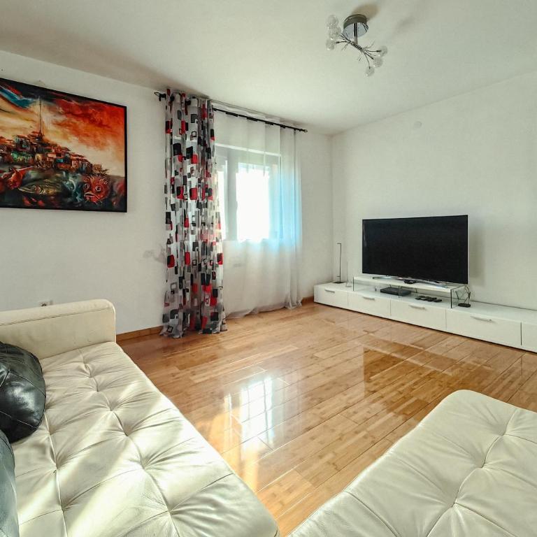 Paradise Garden Villa - Three-Bedroom Apartment - 11