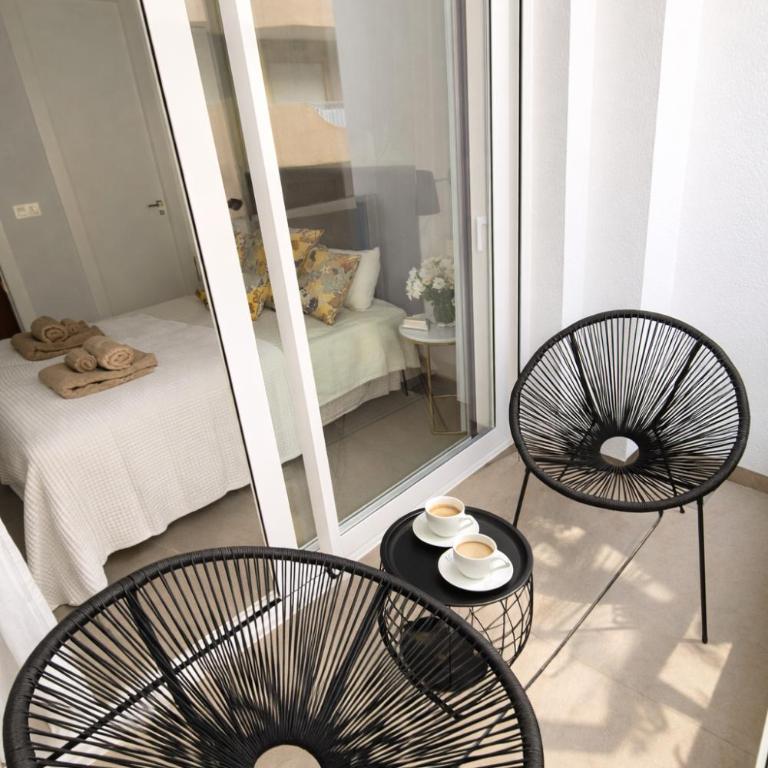 Sunny Waves & Coast 2 Apts, 6BR, AC & Heated POOL - Apartamento Superior - 14