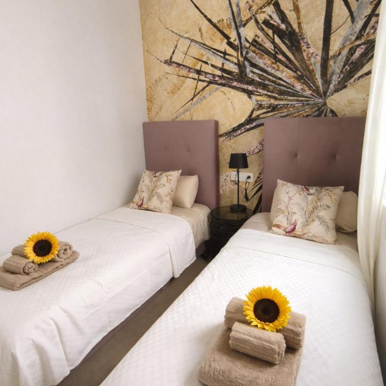 Sunny Waves & Coast 2 Apts, 6BR, AC & Heated POOL - Apartamento Superior - 21