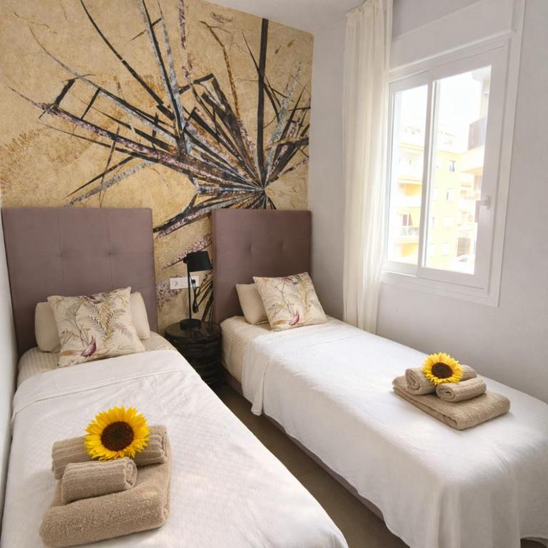 Sunny Waves & Coast 2 Apts, 6BR, AC & Heated POOL - Apartamento Superior - 20