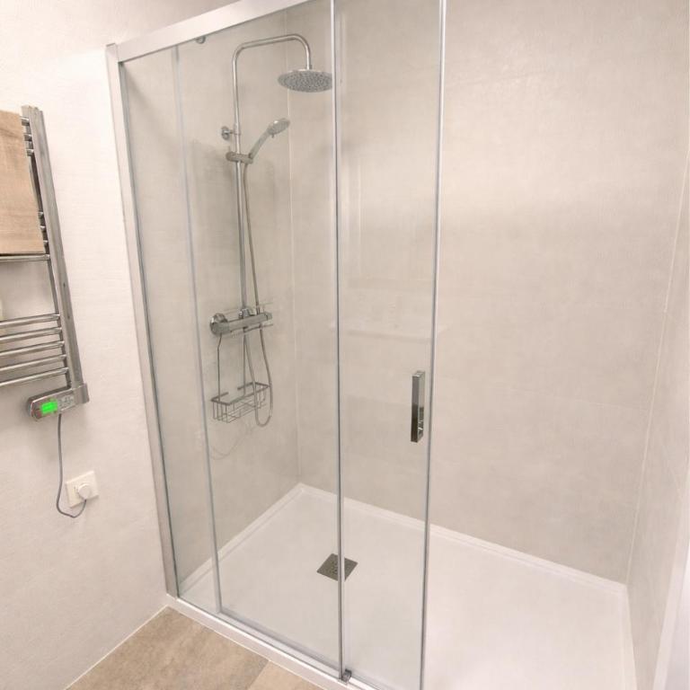 Sunny Waves & Coast 2 Apts, 6BR, AC & Heated POOL - Apartamento Superior - 24
