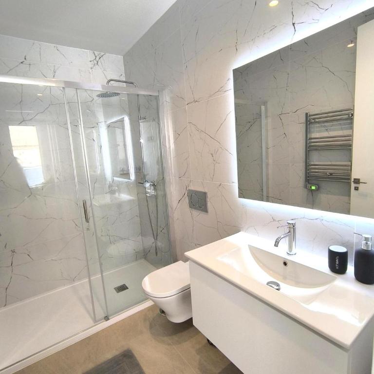 Sunny Waves & Coast 2 Apts, 6BR, AC & Heated POOL - Apartamento Superior - 25
