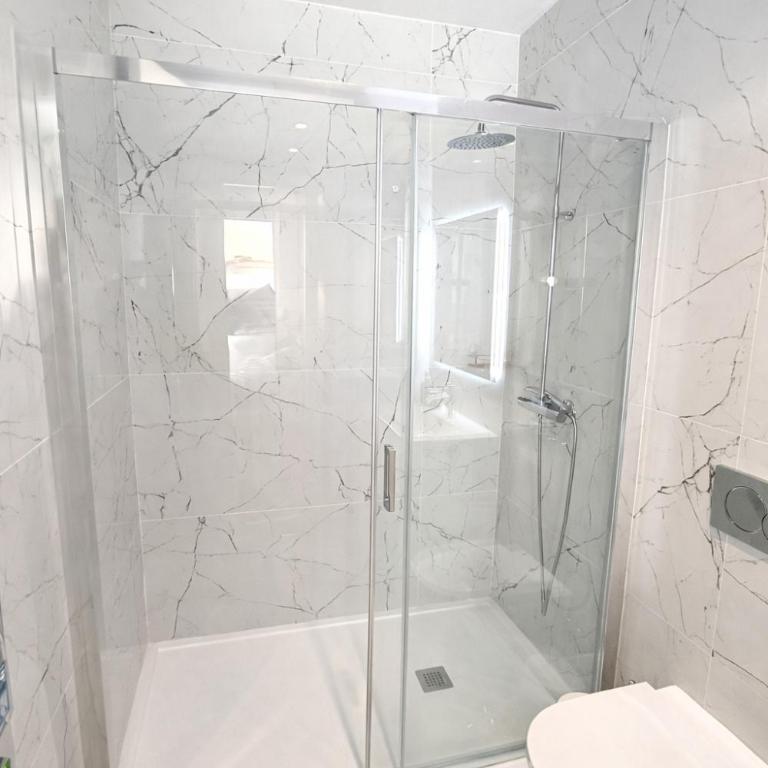 Sunny Waves & Coast 2 Apts, 6BR, AC & Heated POOL - Apartamento Superior - 26