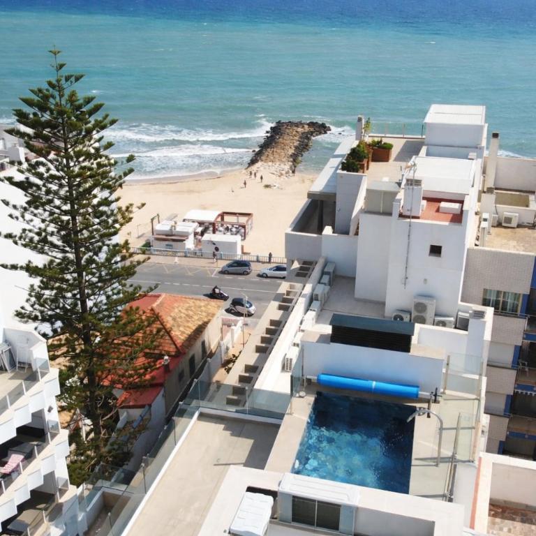 Sunny Waves & Coast 2 Apts, 6BR, AC & Heated POOL - Apartamento Superior - 1