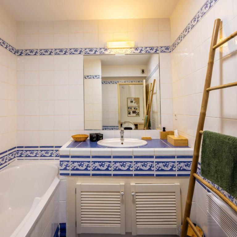 Vue piscine Appartement sympa - Apartment - 8