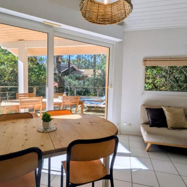 Lacanau Océan, maison 6p, grande terrasse sous les pins, golf, piscine & océan à vélo - Four-Bedroom House - 6