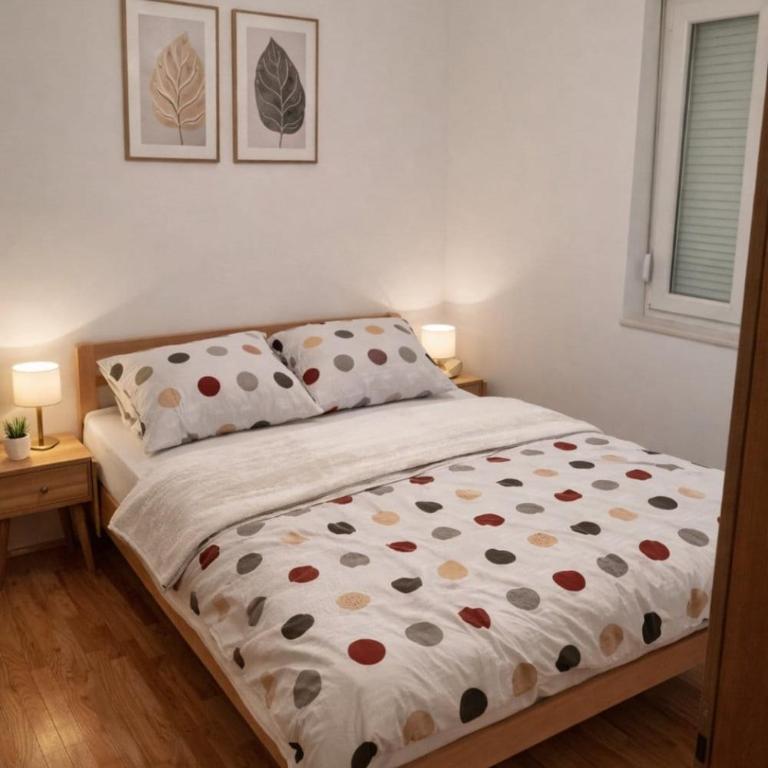 Apartment Lara - One-Bedroom Apartment with Balcony and City View - 1