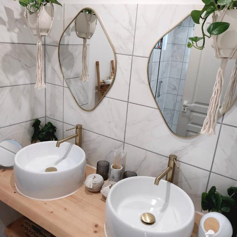 Chambres d'hôtes "Chez Lyly et Juju" Piscine&Sauna Parking Gratuit - Suite Lit Queen-Size - Vue sur Piscine - 22