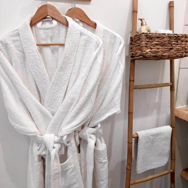 Chambres d'hôtes "Chez Lyly et Juju" Piscine&Sauna Parking Gratuit - Suite Lit Queen-Size - Vue sur Piscine - 23