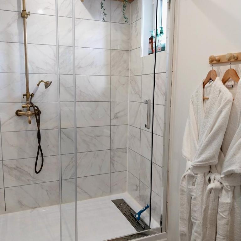 Chambres d'hôtes "Chez Lyly et Juju" Piscine&Sauna Parking Gratuit - Suite Lit Queen-Size - Vue sur Piscine - 14