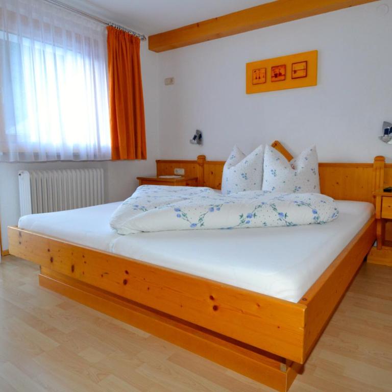 Pension Christine - Doppelzimmer mit Bergblick - 1