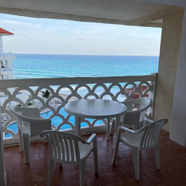 Oceanfront Apartments Cancun - Studio Apartment with Balcony - 19