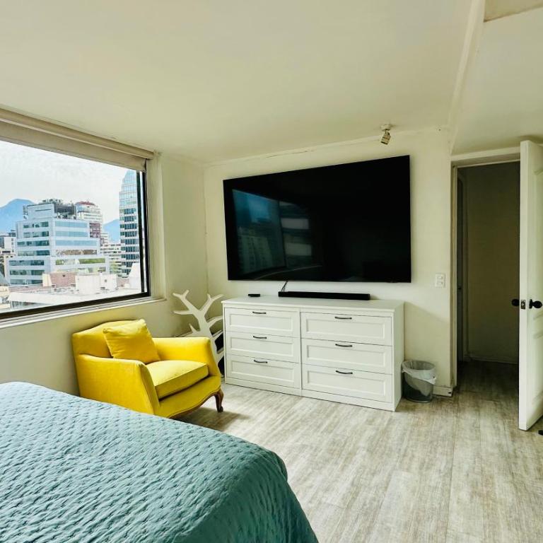 Excellent location and views Spacious 1 bedroom apartment with a sofa bed just steps from Costanera Center it features air conditioning and Wi-Fi and is situated between the El Golf and Tobalaba metro stations Free parking included - One-Bedroom Apartment - 8