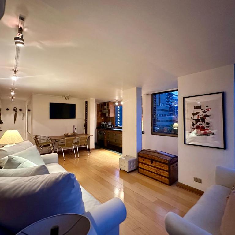 Excellent location and views Spacious 1 bedroom apartment with a sofa bed just steps from Costanera Center it features air conditioning and Wi-Fi and is situated between the El Golf and Tobalaba metro stations Free parking included - One-Bedroom Apartment - 9