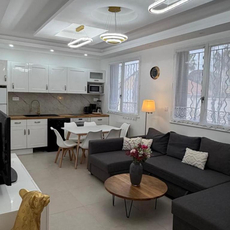 Grand F4 RDC 9 Pers Tram à 2 min Terrasse Parking privé Gratuit - Three-Bedroom House - 1