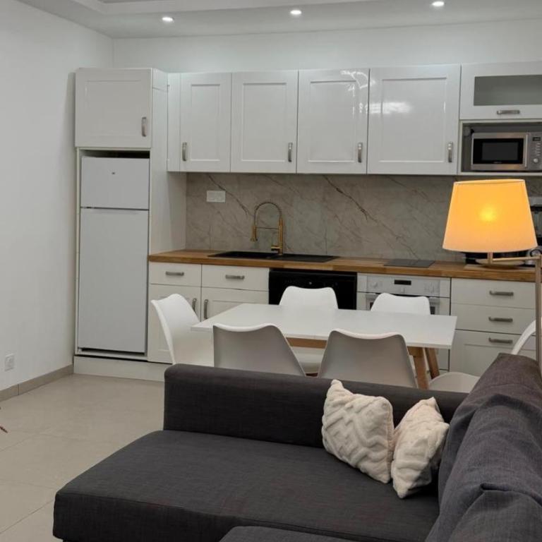 Grand F4 RDC 9 Pers Tram à 2 min Terrasse Parking privé Gratuit - Three-Bedroom House - 2