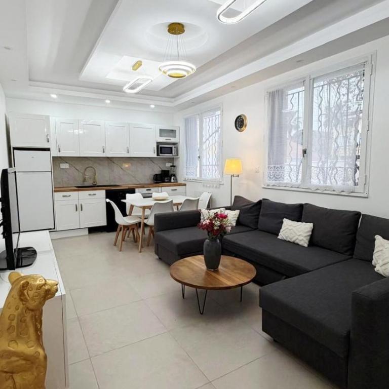 Grand F4 RDC 9 Pers Tram à 2 min Terrasse Parking privé Gratuit - Three-Bedroom House - 4