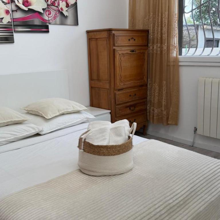 Grand F4 RDC 9 Pers Tram à 2 min Terrasse Parking privé Gratuit - Three-Bedroom House - 8