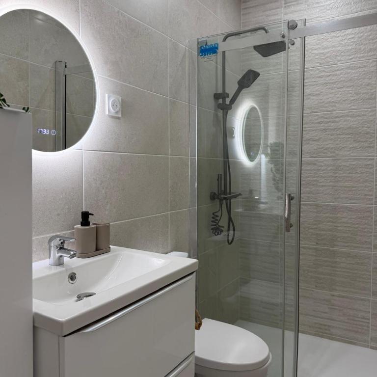 Grand F4 RDC 9 Pers Tram à 2 min Terrasse Parking privé Gratuit - Three-Bedroom House - 9