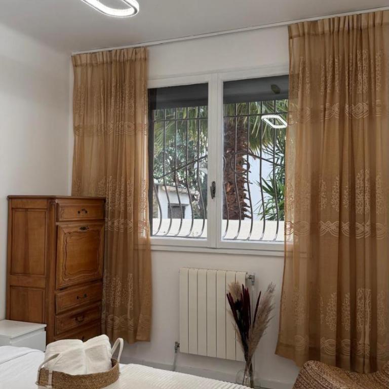 Grand F4 RDC 9 Pers Tram à 2 min Terrasse Parking privé Gratuit - Three-Bedroom House - 16