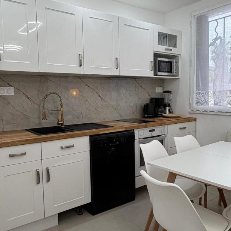 Grand F4 RDC 9 Pers Tram à 2 min Terrasse Parking privé Gratuit - Three-Bedroom House - 22