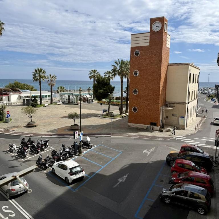 HOST4U - Casa Teresa Apartment front Beaches in Imperia City Centre - Appartamento con 2 Camere da Letto e Vista Mare - 2