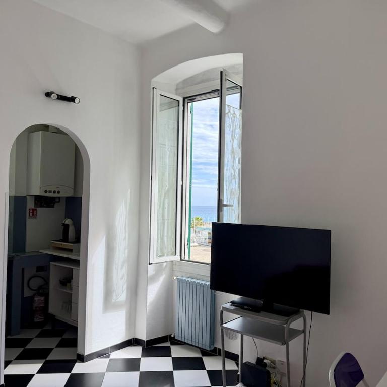 HOST4U - Casa Teresa Apartment front Beaches in Imperia City Centre - Appartamento con 2 Camere da Letto e Vista Mare - 15