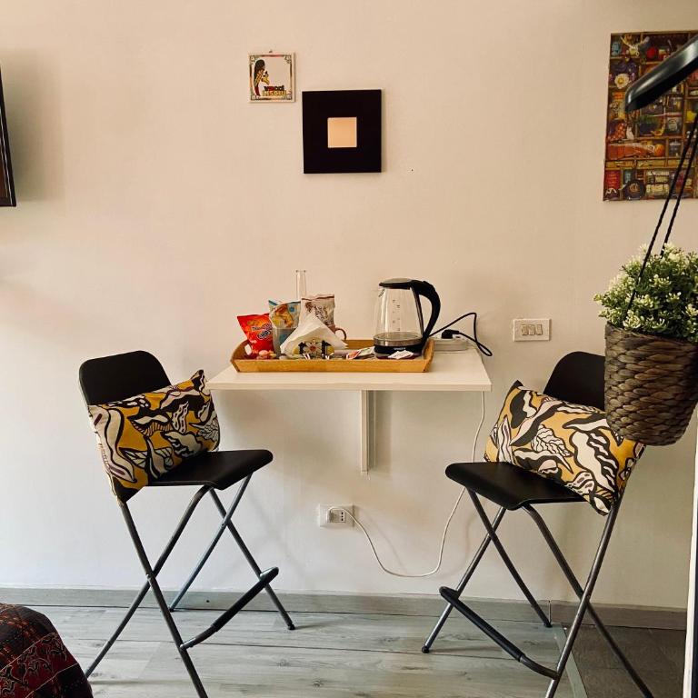 "Little Sicilian Home"-room with a private bathroom & kitchen -fridge - and shared a beautiful terrace on Hostel Taormina Center - One-Bedroom Apartment - 2