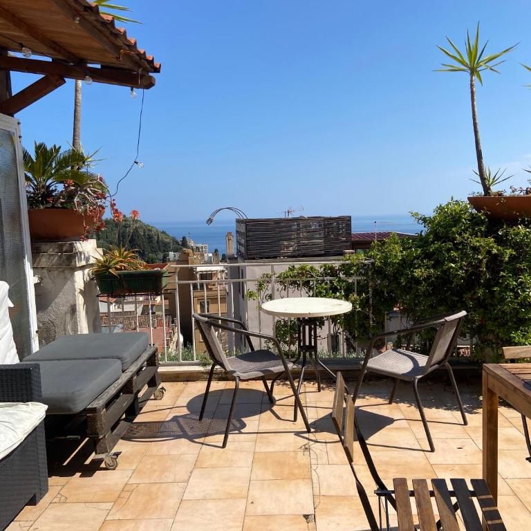 "Little Sicilian Home"-room with a private bathroom & kitchen -fridge - and shared a beautiful terrace on Hostel Taormina Center - One-Bedroom Apartment - 19