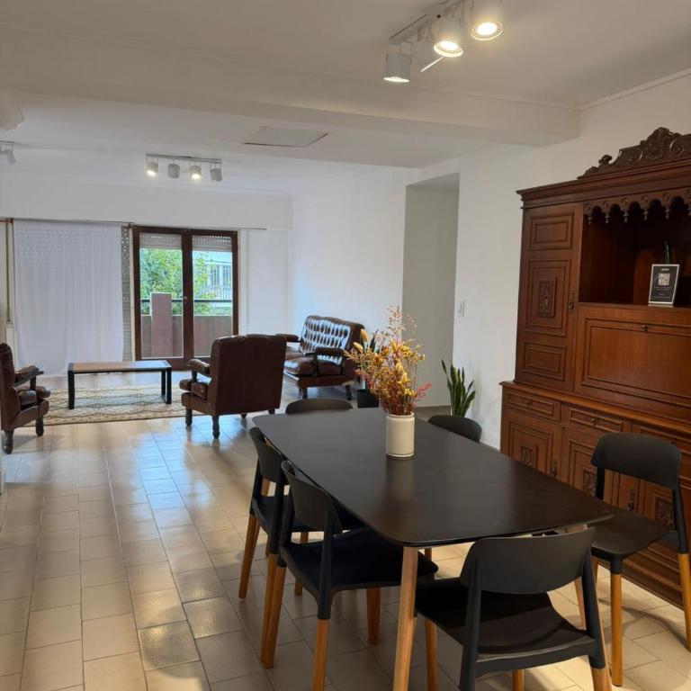 4 ambientes a 3 cuadras de la playa con parrilla y cochera - Totalmente renovado!! - Three-Bedroom Apartment - 1