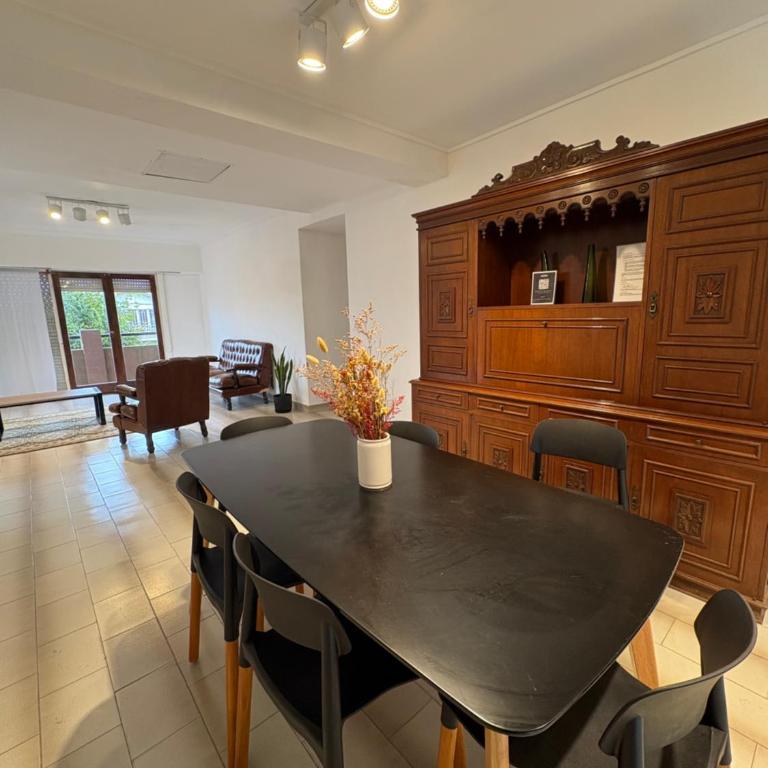4 ambientes a 3 cuadras de la playa con parrilla y cochera - Totalmente renovado!! - Three-Bedroom Apartment - 4